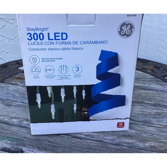 300 LED ICICLE-STYLE LIGHTS